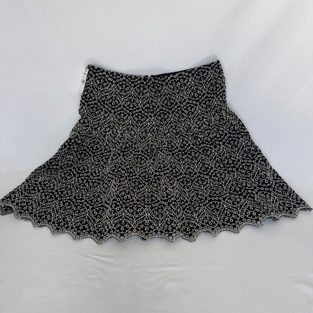 Express Black White Eyelet Embroidered Scalloped Mini Skirt Size 6 NWT Zipper